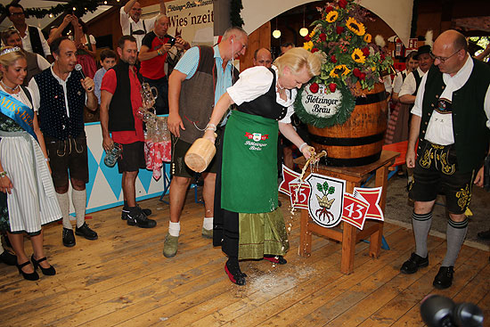 Mit 3 Schlägen: Anstich des Herbstfest Rosenheim 2017 im Flötzigerbräuzelt durch Oberürgermeisterin Gabriele Bauer (©Foto: Martin Schmitz)